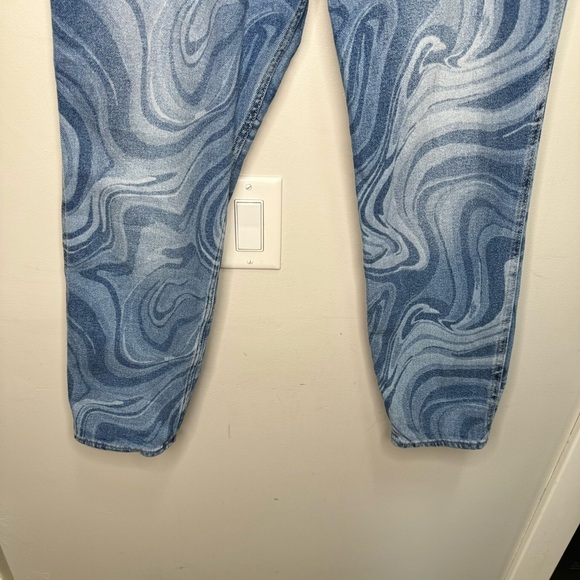 Hollister Curvy Hi-Rise Marble Denim Mom Jeans Size 28 - Picture 5 of 13